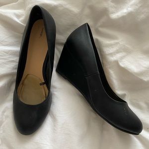 Black wedge comfortable dress shoes - size ten